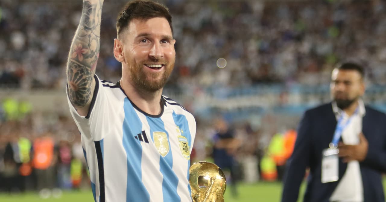 Jugador levantando el trofeo en el estadio