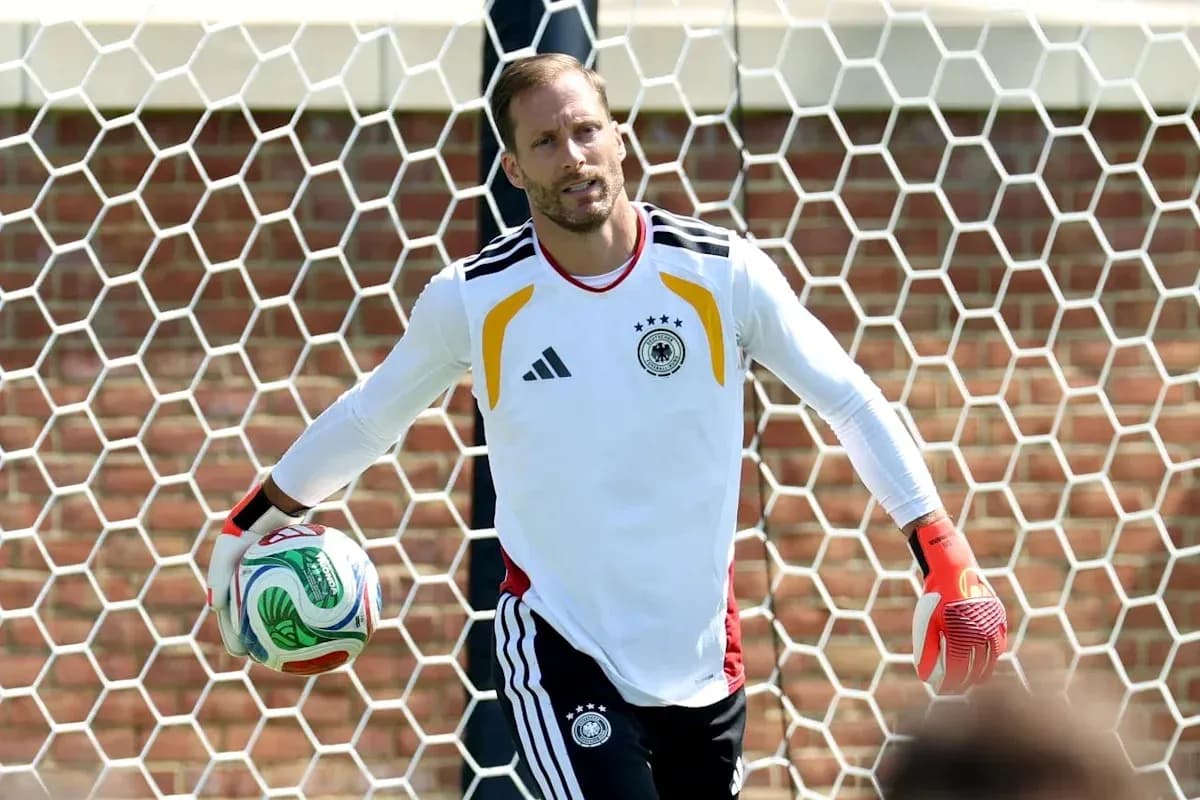 Portero de Alemania sosteniendo un balón en entrenamiento