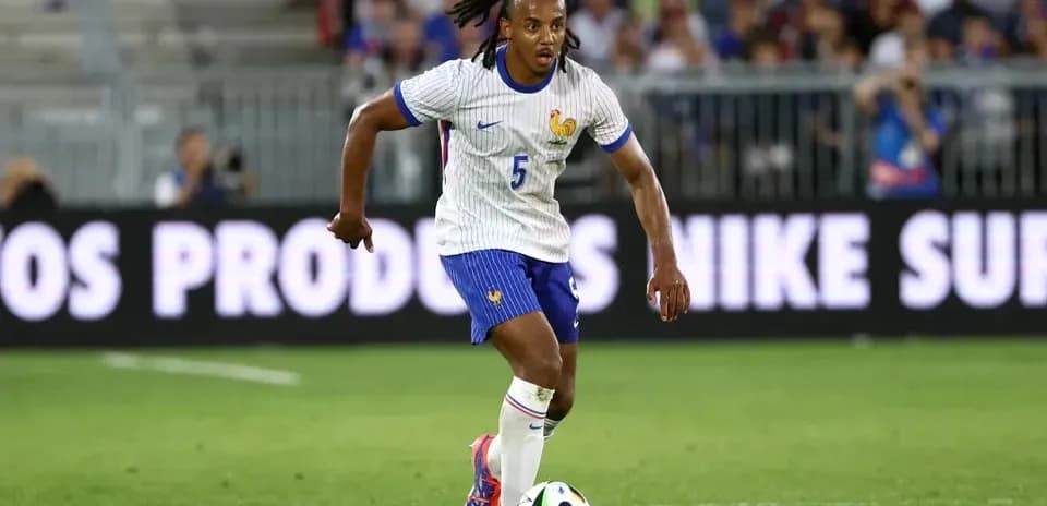 Jugador de Francia conduciendo el balón en el campo