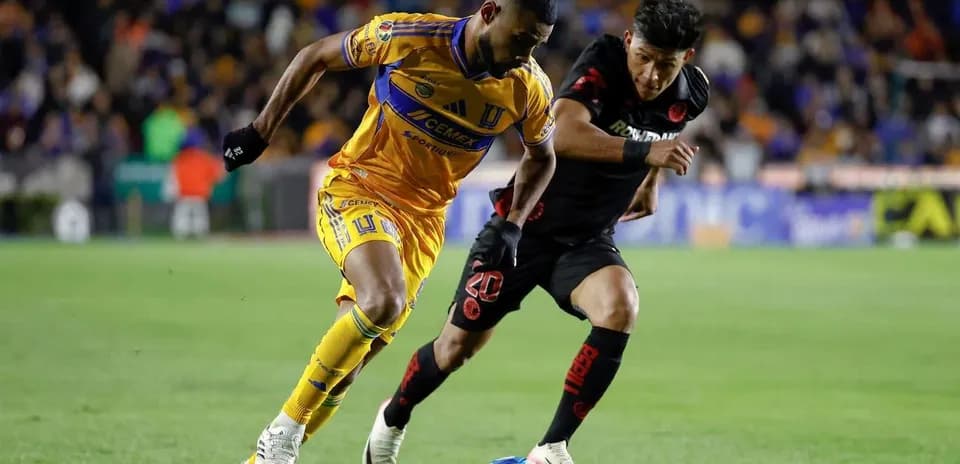 Jugadores de Tigres y Toluca disputando el balón