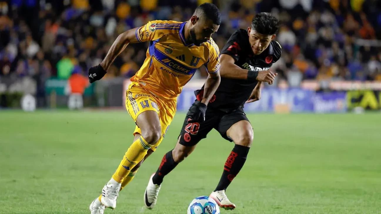Jugadores de Tigres y Toluca disputando el balón