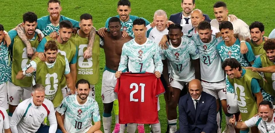 Equipo de Portugal posando con camiseta de homenaje