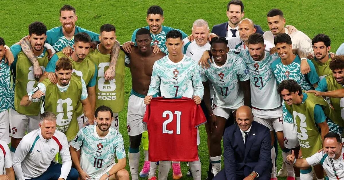Equipo de Portugal posando con camiseta de homenaje