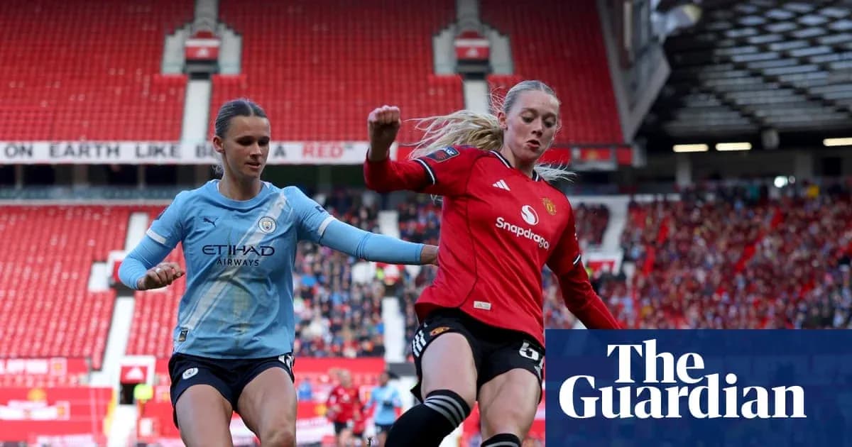 Jugadora de Manchester City y Manchester United disputando el balón