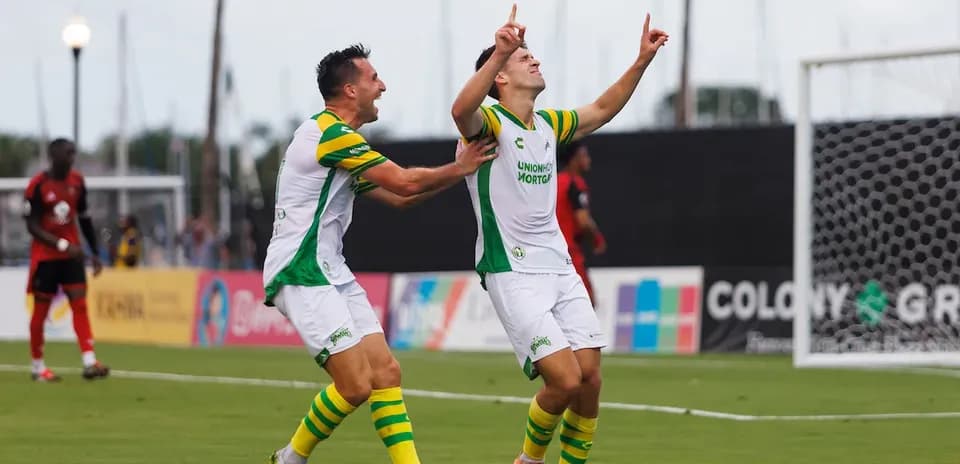 Jugadores del Tampa Bay celebrando un gol