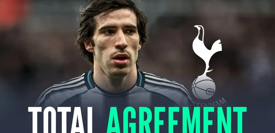 Jugador de fútbol con camiseta y logo de Tottenham