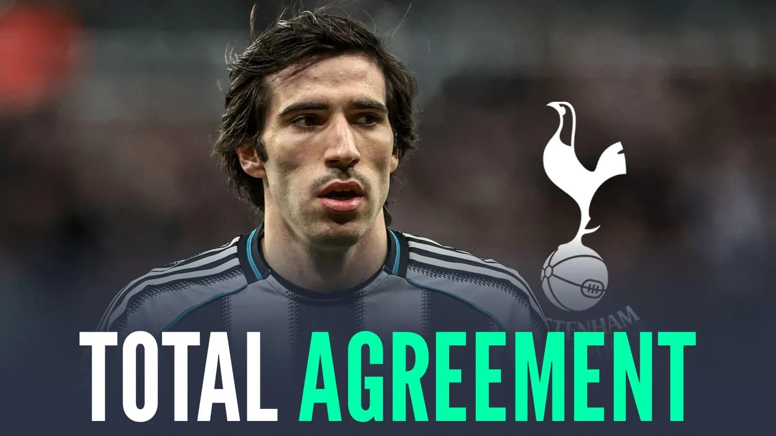 Jugador de fútbol con camiseta y logo de Tottenham