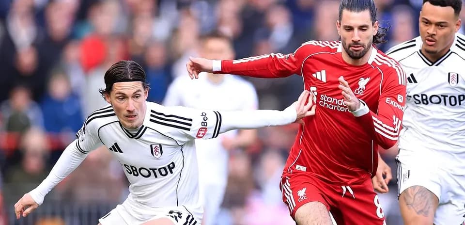 Jugadores de Fulham y Liverpool compiten por el balón