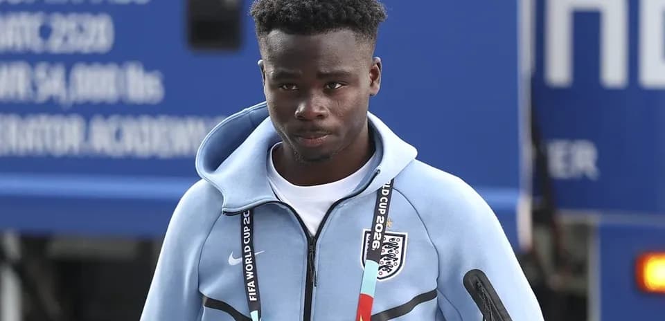 Jugador saliendo de un vehículo con uniforme de Inglaterra