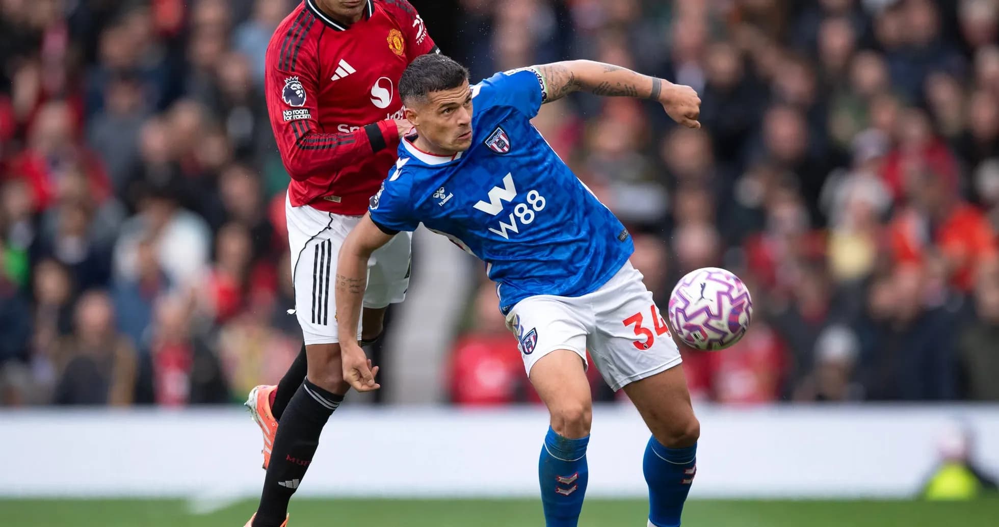 Jugador de Sunderland en acción contra Manchester United