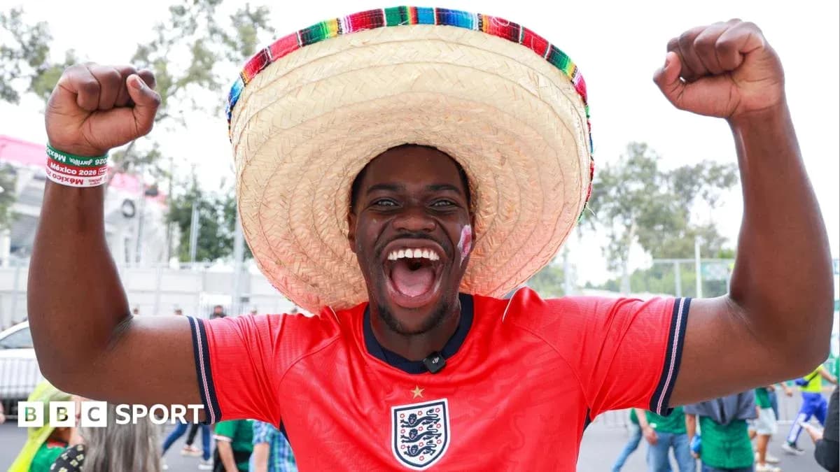 Hincha con sombrero celebrando en evento deportivo