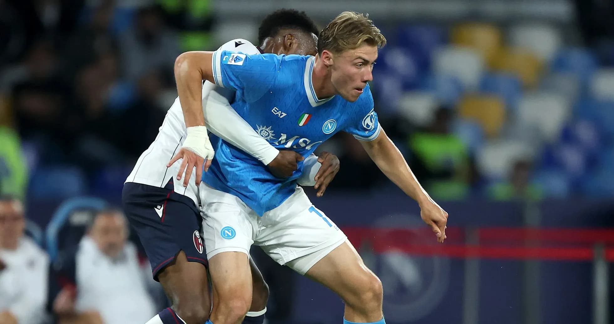 Jugador de Napoli siendo sujetado durante un partido