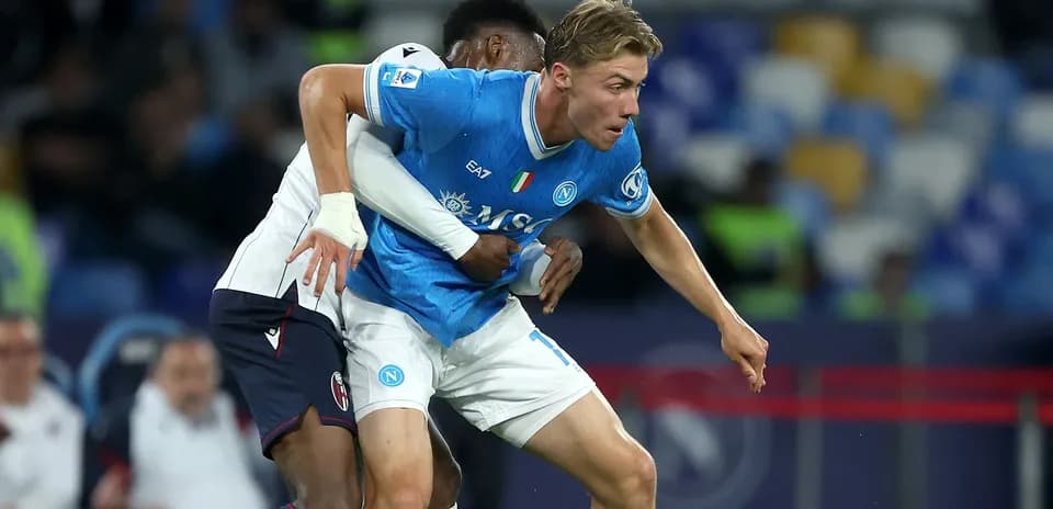 Jugador de Napoli siendo sujetado durante un partido