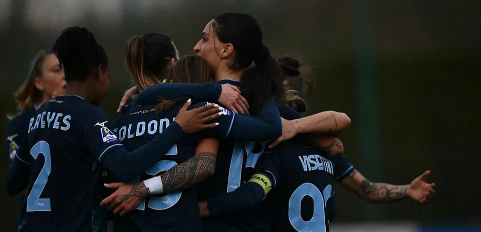 Jugadoras de Lazio celebrando un gol
