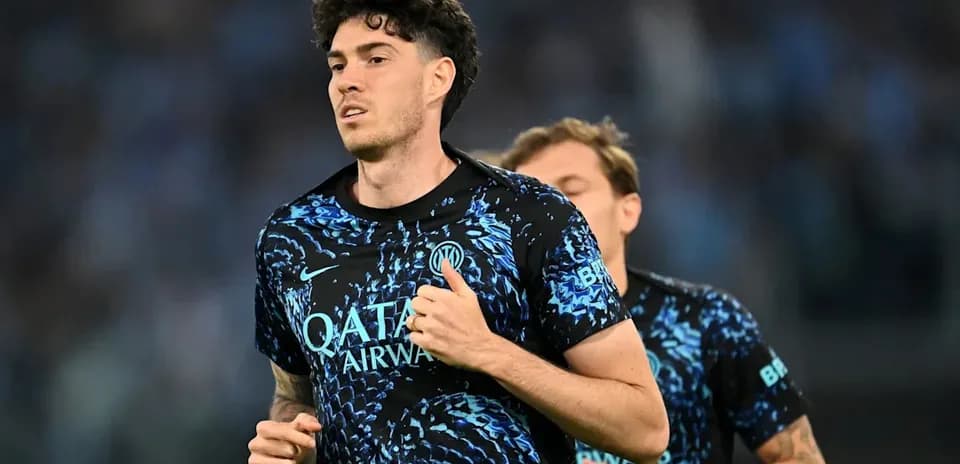 Jugador de fútbol corriendo en el campo de entrenamiento