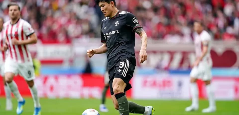 Jugador con balón en el campo durante partido