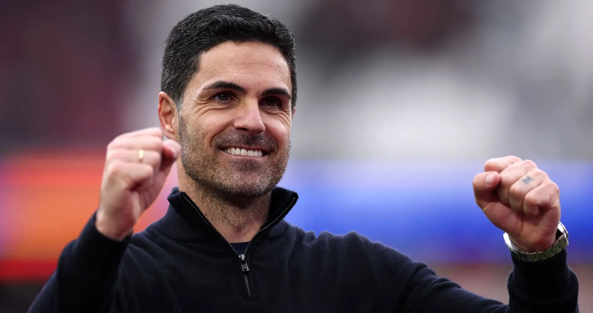 Entrenador celebrando con puños en alto