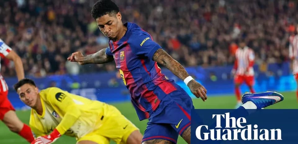 Jugador de Barcelona disparando a puerta contra portero