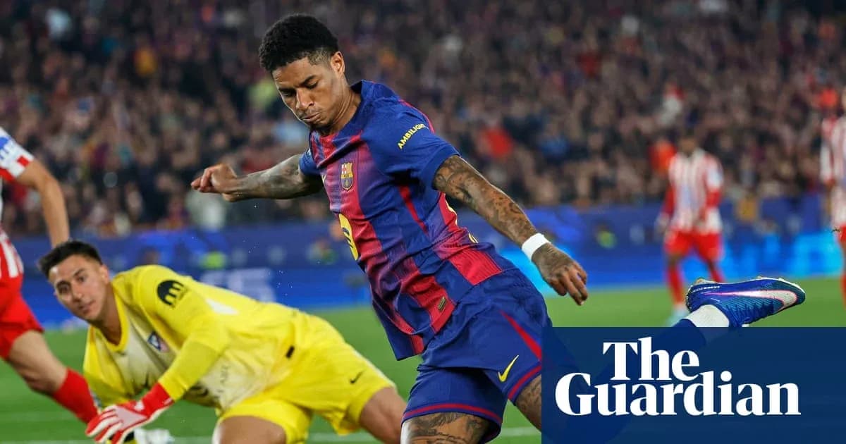 Jugador de Barcelona disparando a puerta contra portero