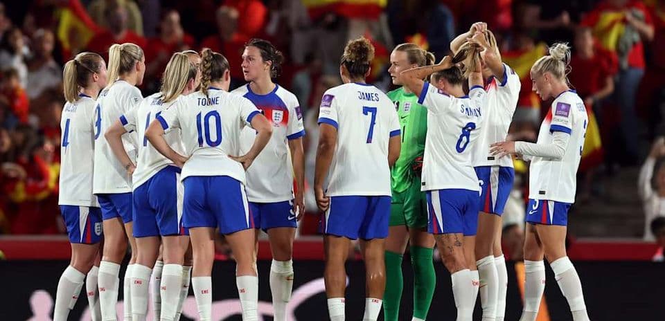 Jugadoras de Inglaterra en charla antes del partido