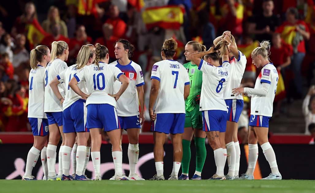 Jugadoras de Inglaterra en charla antes del partido