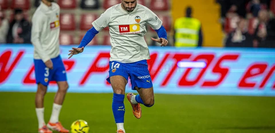 Jugador del Valencia calentando antes del partido