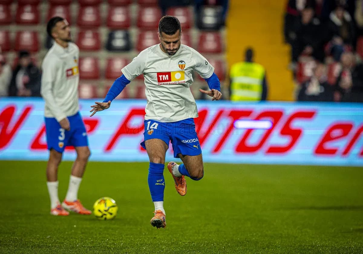 Jugador del Valencia calentando antes del partido