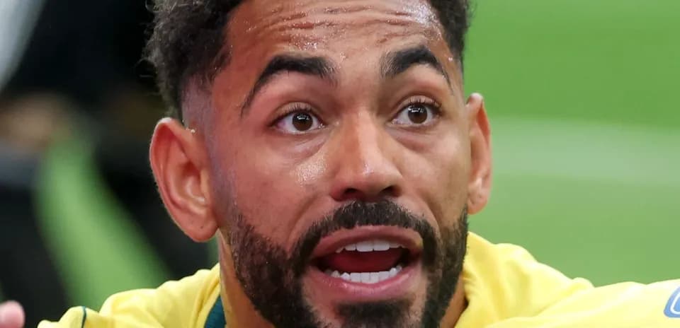 Jugador de fútbol con camiseta amarilla en acción