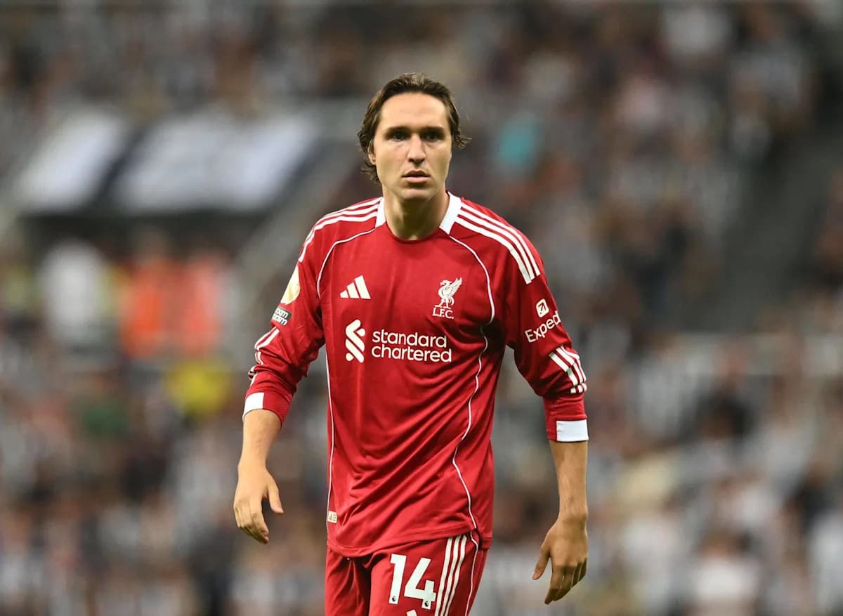 Jugador de Liverpool con camiseta roja en el campo