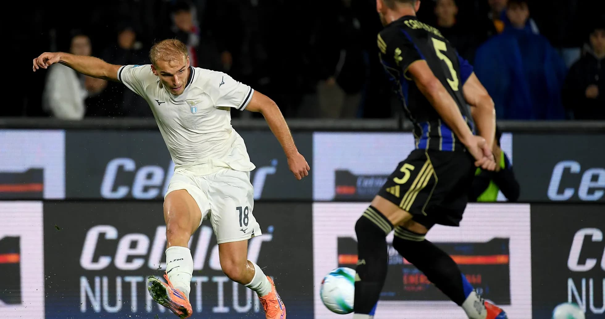Jugador de Lazio disparando durante el partido