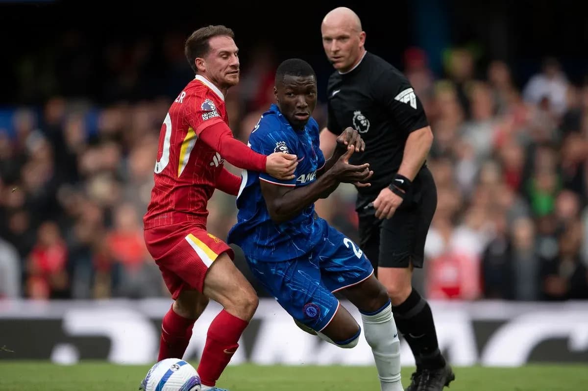 Jugador de Liverpool disputa el balón con jugador de Chelsea