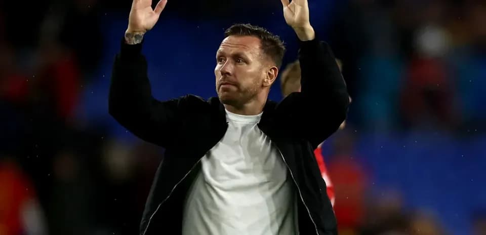 Entrenador saludando a los aficionados tras el partido