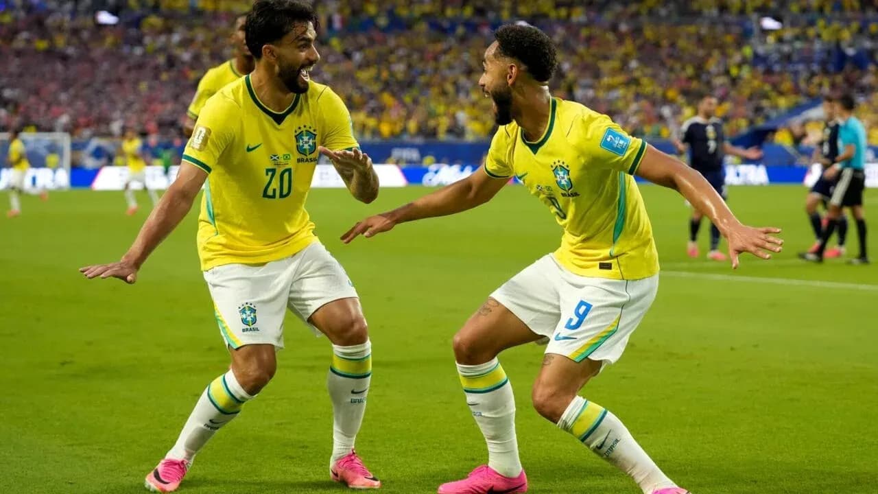 Jugadores de Brasil celebrando un gol en partido