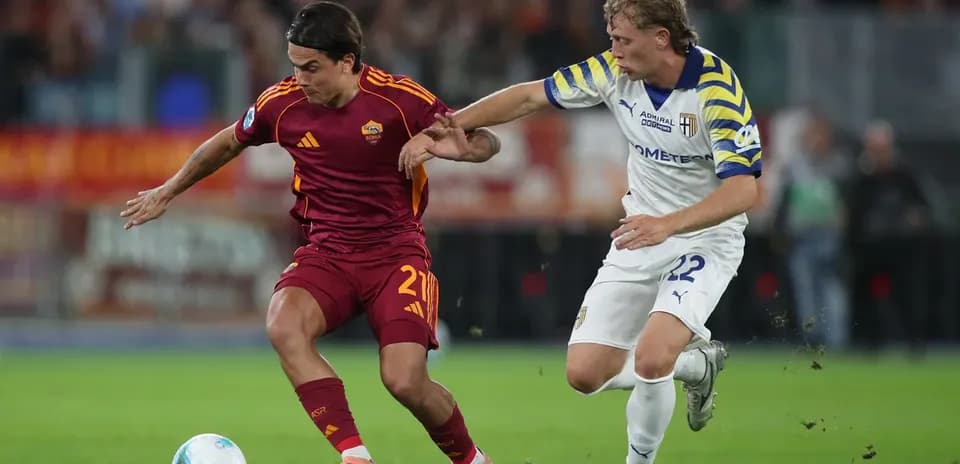 Jugador de AS Roma luchando por el balón