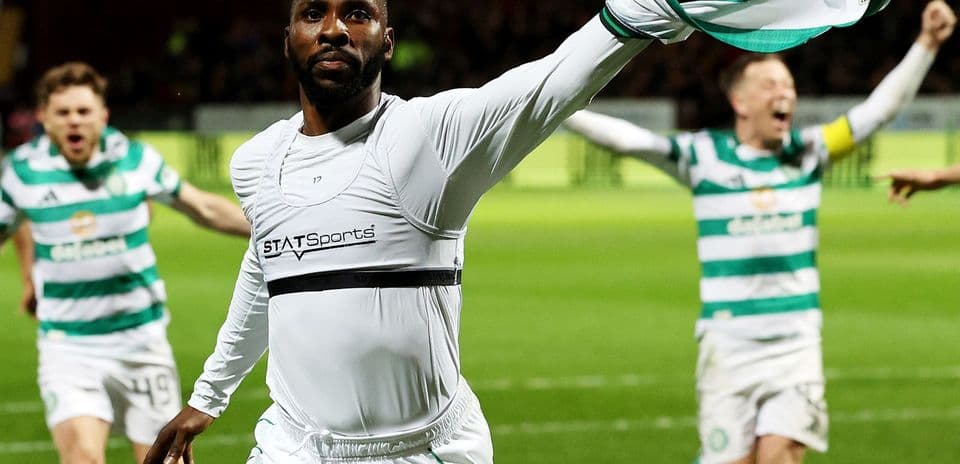 Jugador celebrando con camiseta en el campo de fútbol