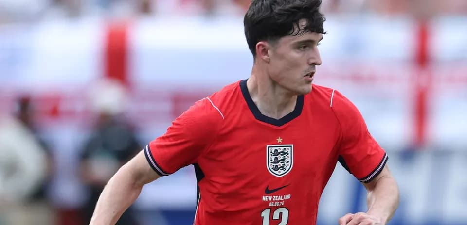 Jugador de Inglaterra corriendo con balón en el campo
