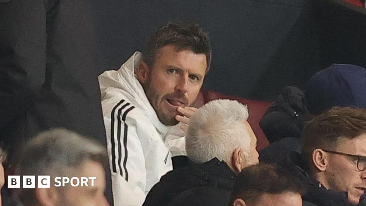 Entrenador observando el partido desde las gradas