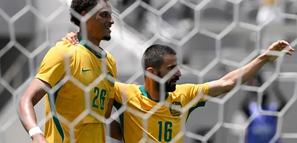 Jugadores de Australia celebrando un gol en el campo