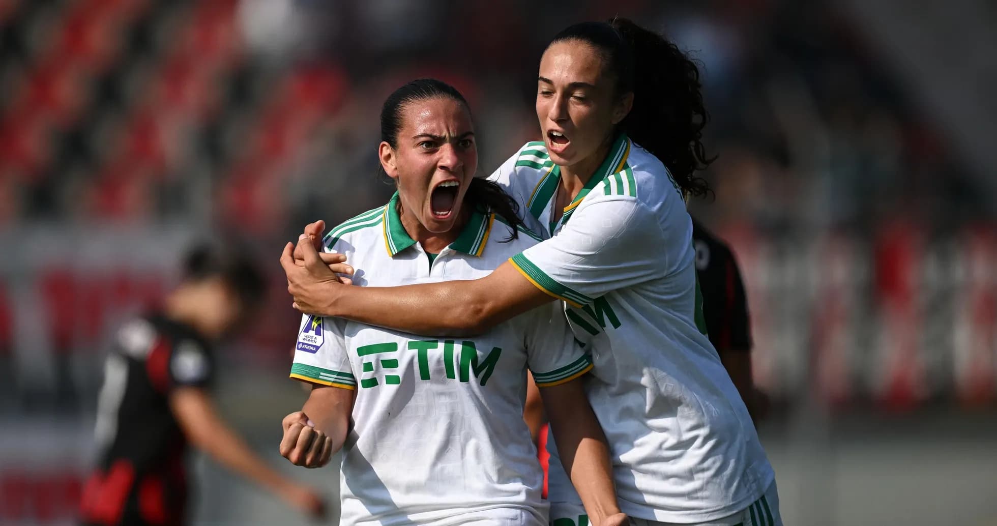 Jugadoras celebrando un gol en el partido