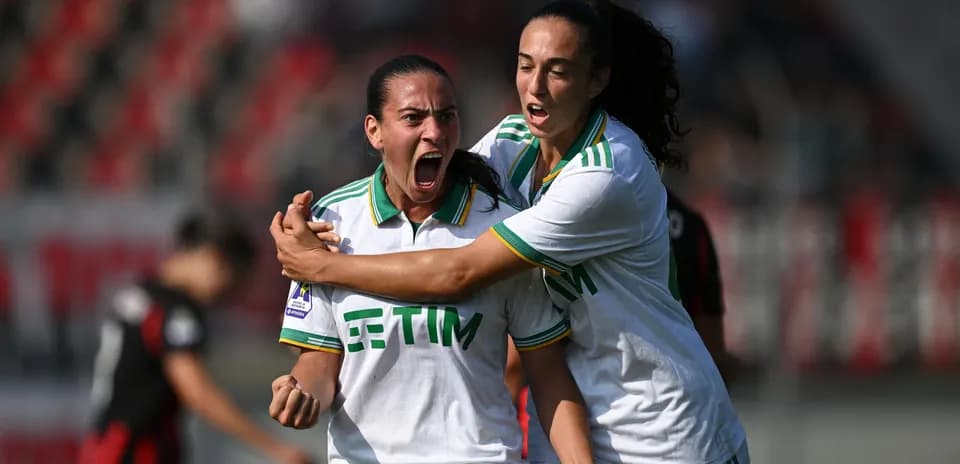 Jugadoras celebrando un gol en el partido