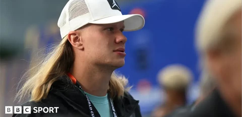 Joven con gorra blanca en un evento deportivo