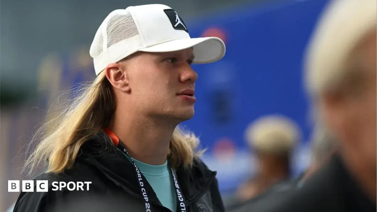 Joven con gorra blanca en un evento deportivo