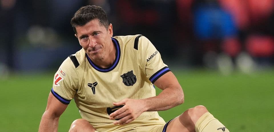 Jugador de Barcelona sentado en el campo de juego