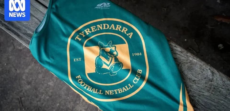 Uniform del Tyrendarra Football Netball Club sobre una mesa