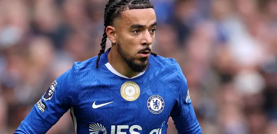 Jugador de Chelsea corriendo durante un partido