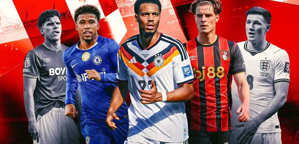 Cinco jugadores de fútbol en uniformes variados