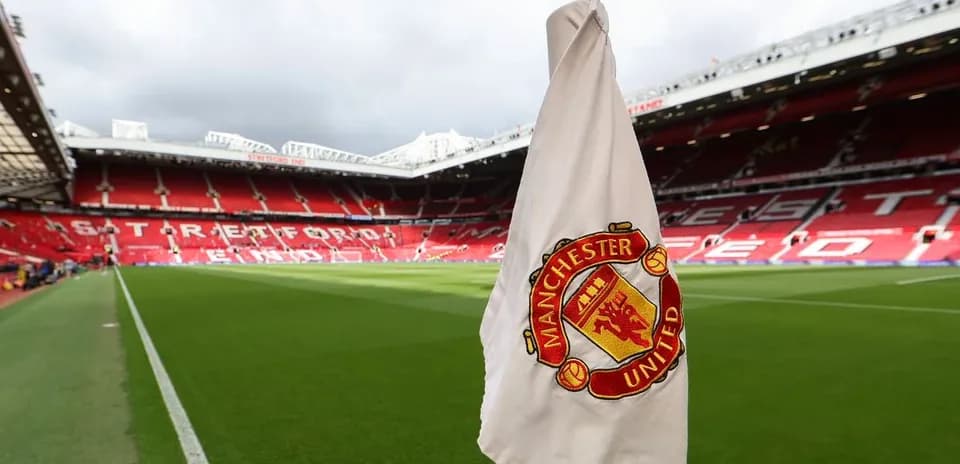 Esquina del campo en Old Trafford con bandera