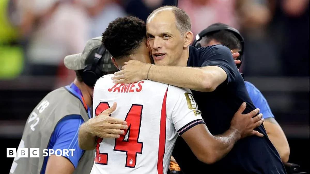 Jugador y entrenador abrazándose tras el partido