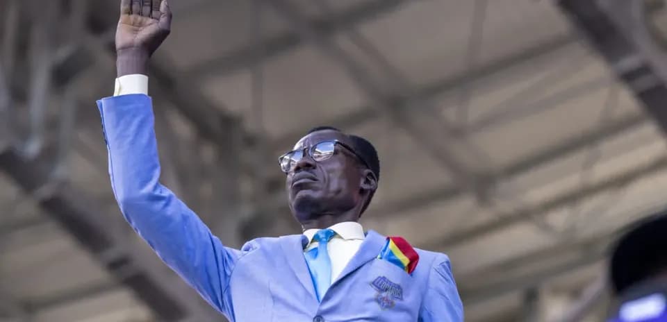 Conoce a Lumumba Vea, el icónico fanático de la RDC que siempre está de pie en los partidos del Mundial
