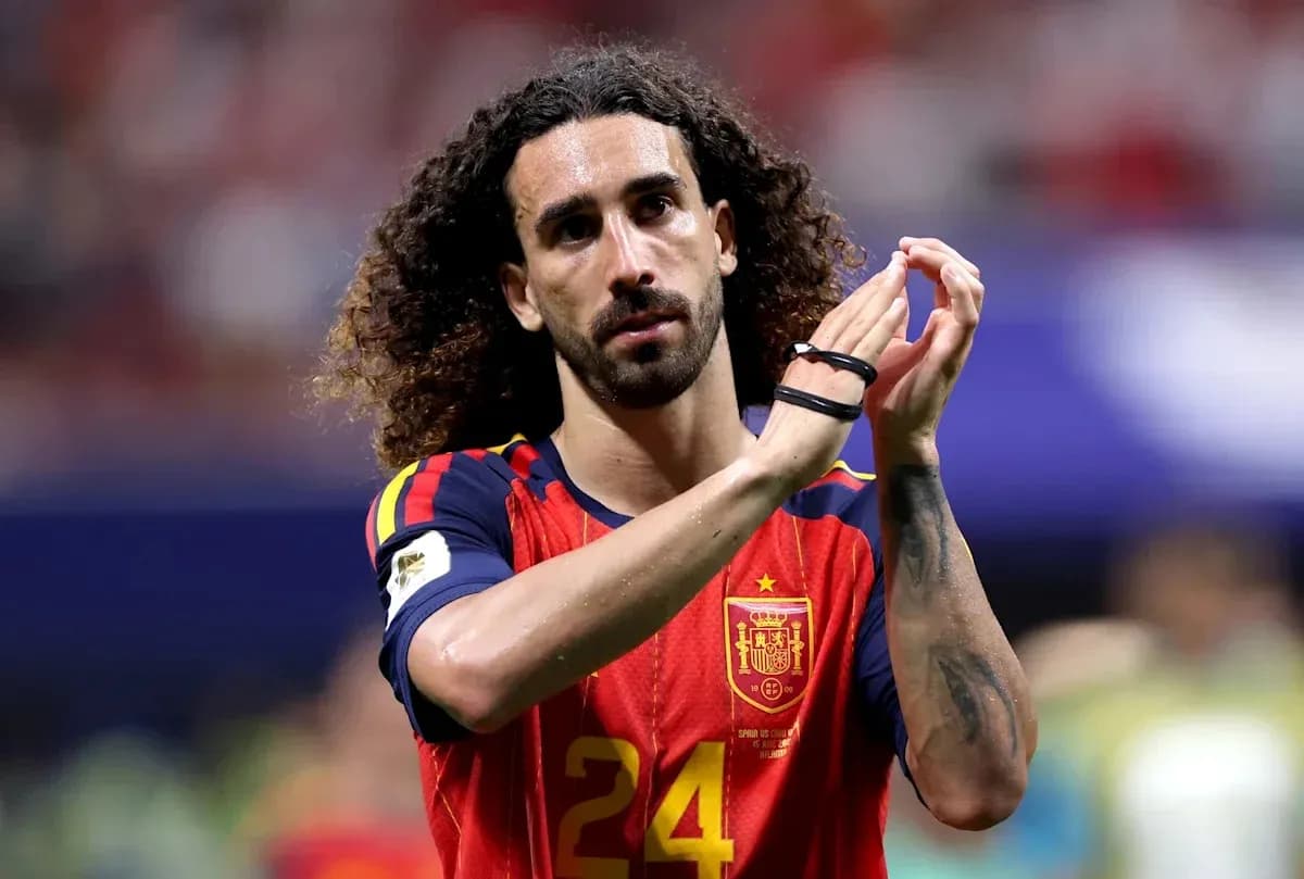 Jugador aplaudiendo en partido de fútbol Jugador aplaudiendo en partido de fútbol